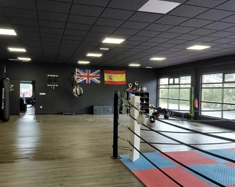 Trabajo con manoplas junto al ring de la Sala 2 de Bunker Muscle