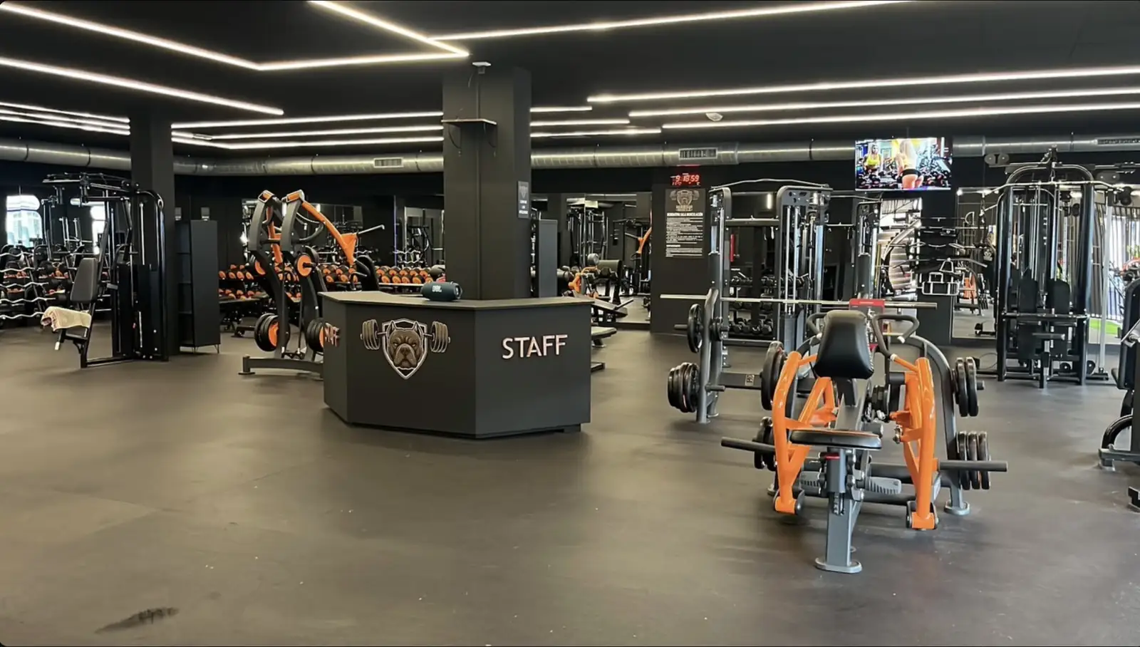 Sala de musculación de Bunker Muscle con la recepción y su escudo